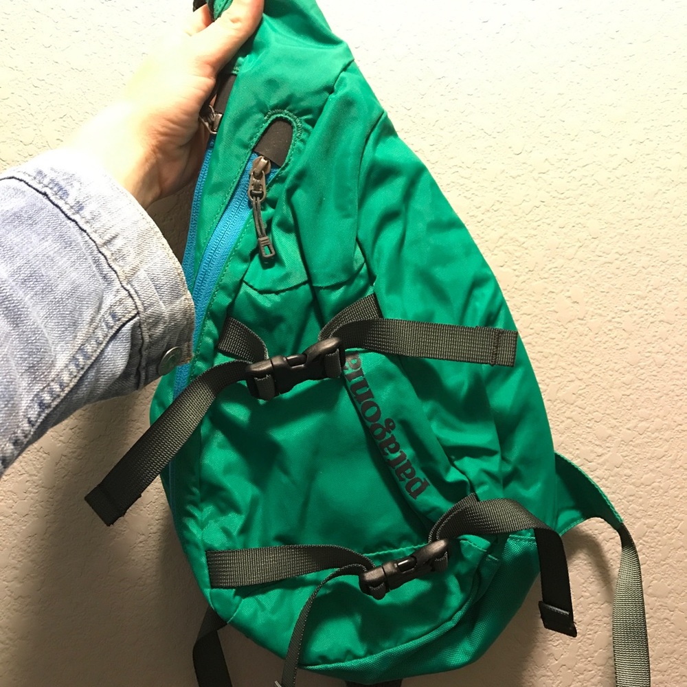 Patagonia atom sling 8L backpack in green